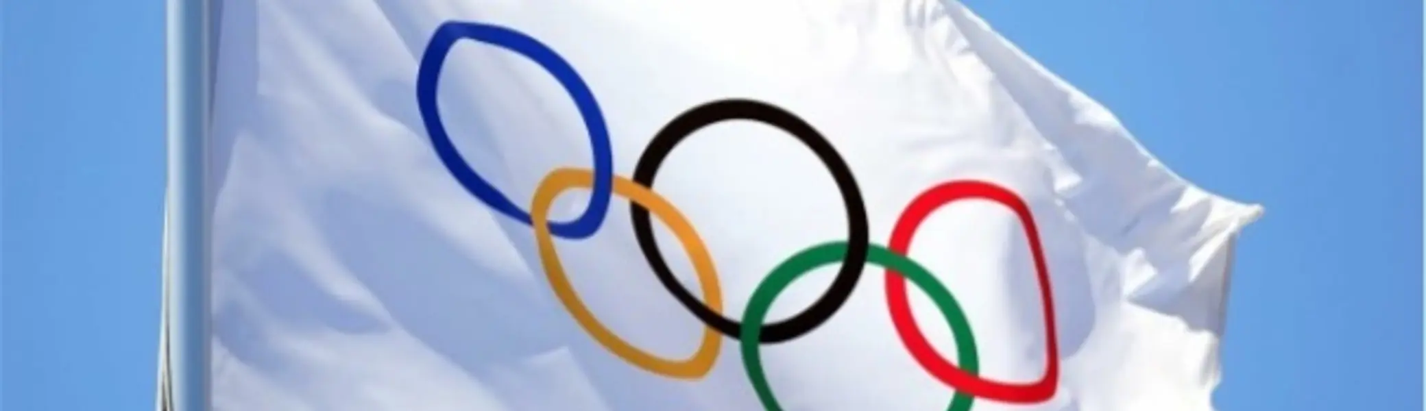 Olympische Ringe auf weißer Flagge vor blauem Himmel | © © International Olympic Committee