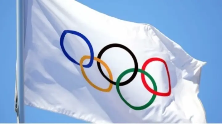 Olympische Ringe auf weißer Flagge vor blauem Himmel | © © International Olympic Committee