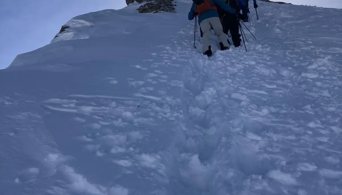 Gruppe steigt durch tiefen Schnee bei tiefstehender Sonne in Richtung Gipfel. | © DAV Dortmund