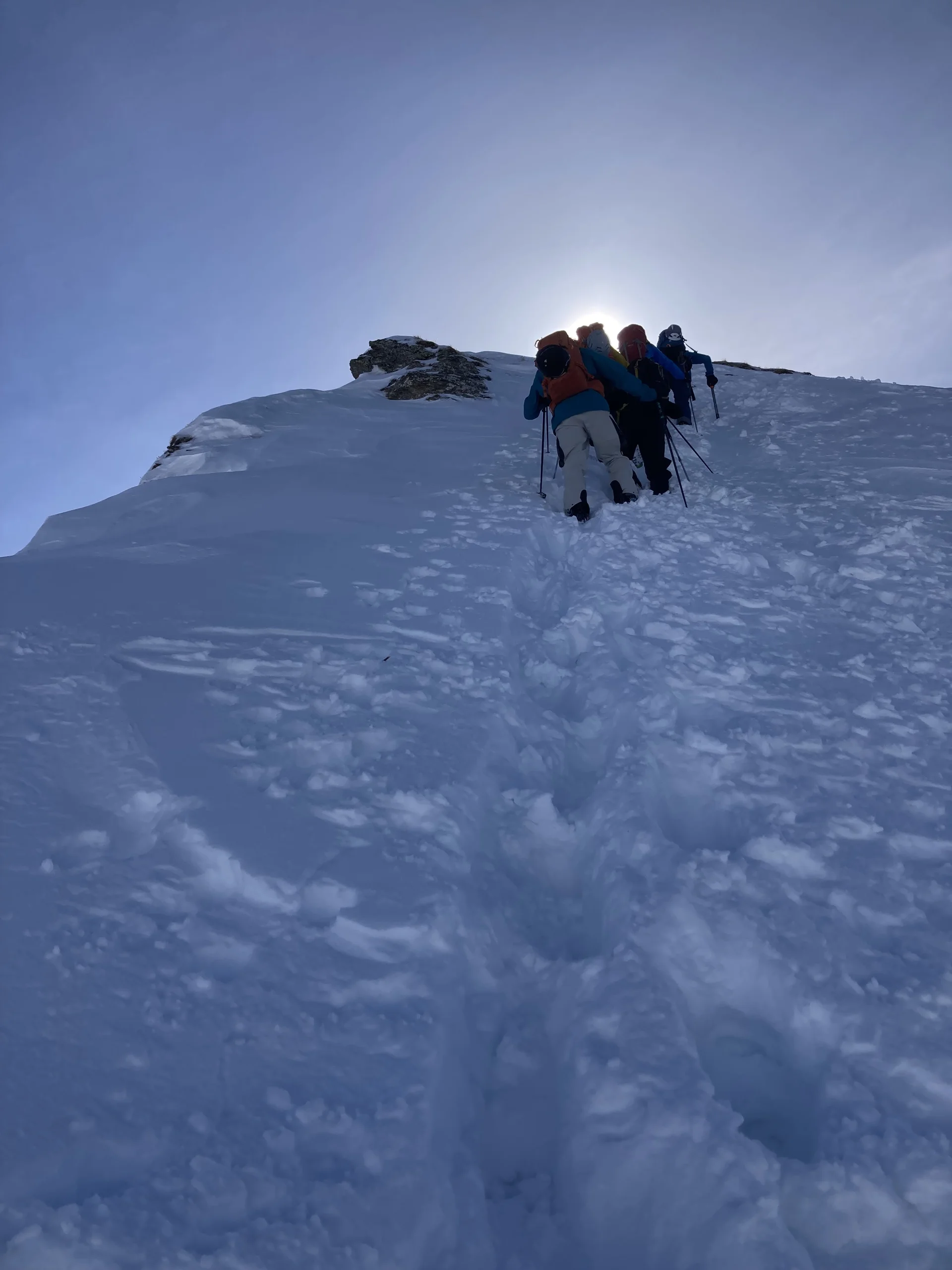 Gruppe steigt durch tiefen Schnee bei tiefstehender Sonne in Richtung Gipfel. | © DAV Dortmund