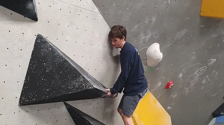 Ein Jugendlicher fokussiert sich auf die Kletterroute an einer Indoor-Boulderwand. | © DAV Dortmund