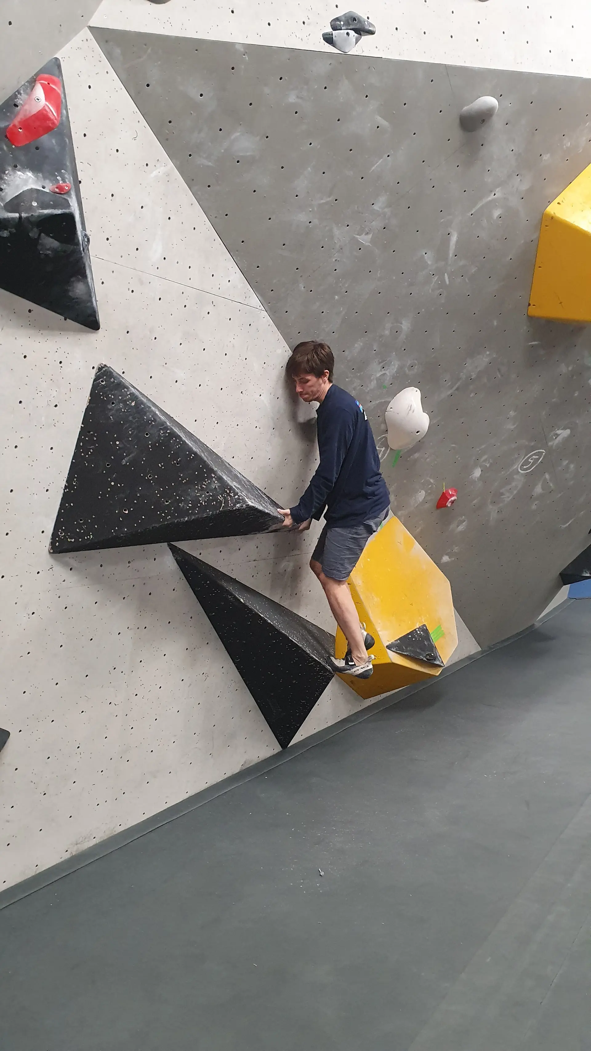 Ein Jugendlicher fokussiert sich auf die Kletterroute an einer Indoor-Boulderwand. | © DAV Dortmund