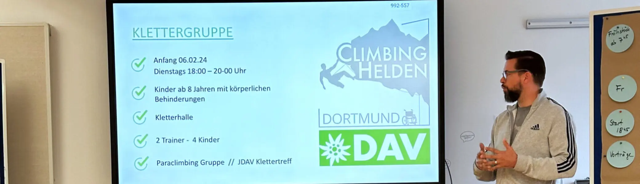 Ein Mann steht vor einer Leinwand mit Präsentation über Sektionsaktivitäten im DAV Dortmund. | © DAV Dortmund