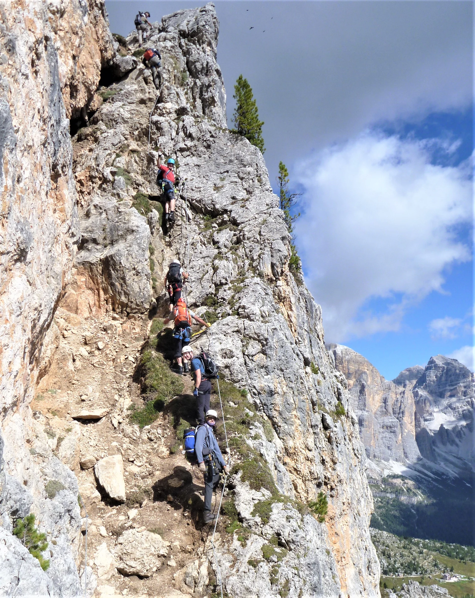 Eine Gruppe von Personen klettert über einen schmalen Felssteig in den Bergen. | © DAV Dortmund