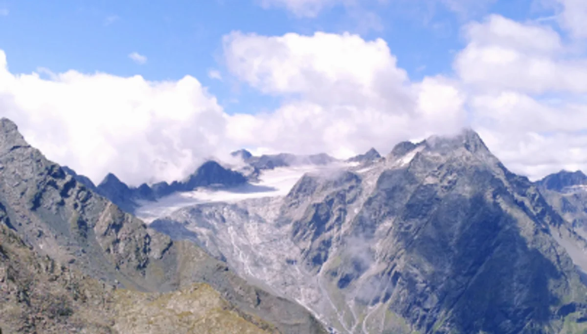 Panorama mit schroffen Felsgipfeln, Gletschern und Wolken, Blick auf eindrucksvolle Gebirgslandschaft. | © DAV Dortmund