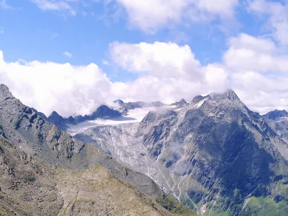 Panorama mit schroffen Felsgipfeln, Gletschern und Wolken, Blick auf eindrucksvolle Gebirgslandschaft. | © DAV Dortmund