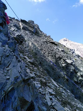 Eine steile, felsige Passage mit Drahtseil-Sicherung, Personen klettern vorsichtig aufwärts. | © DAV Dortmund