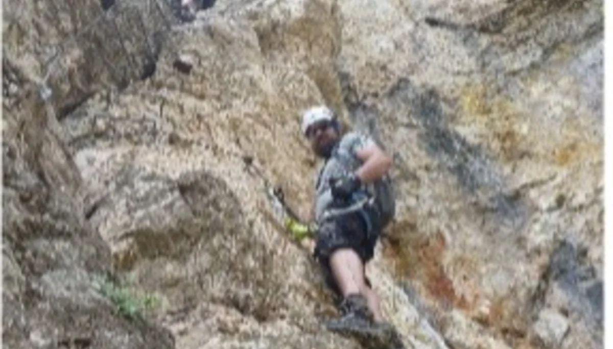 Ein Mann mit Helm und Kletterausrüstung steigt einen steilen, felsigen Klettersteig hinauf. | © DAV Dortmund