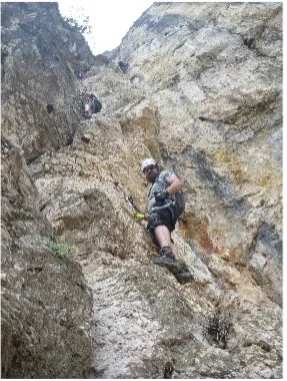 Ein Mann mit Helm und Kletterausrüstung steigt einen steilen, felsigen Klettersteig hinauf. | © DAV Dortmund
