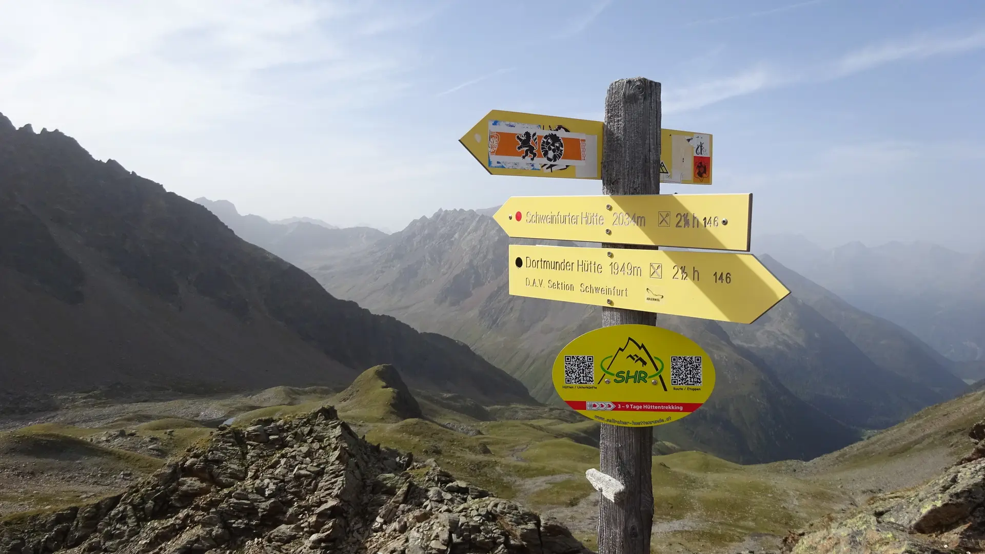 Wegweiser zur Dortmunder Hütte vor Alpenpanorama | © DAV Dortmund