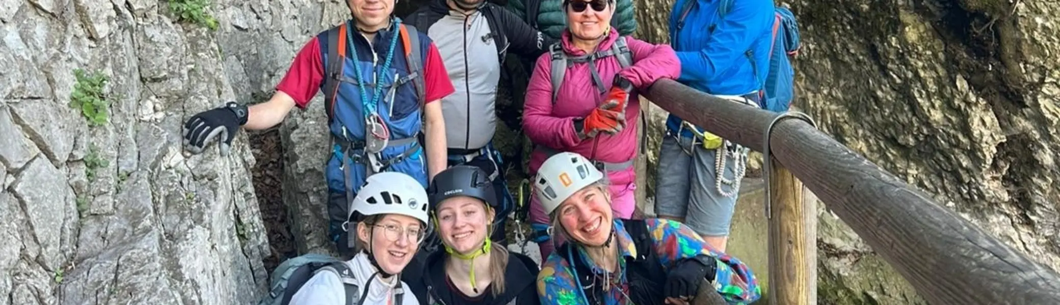 Gruppe von 8 Menschen, die Helm und Klettersteigset tragen | © DAV Dortmund