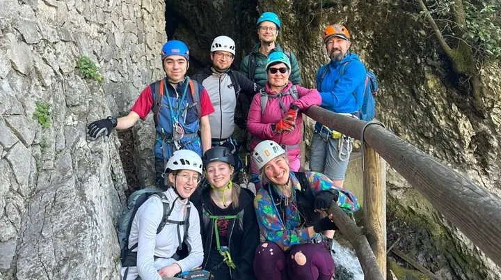 Gruppe von 8 Menschen, die Helm und Klettersteigset tragen | © DAV Dortmund