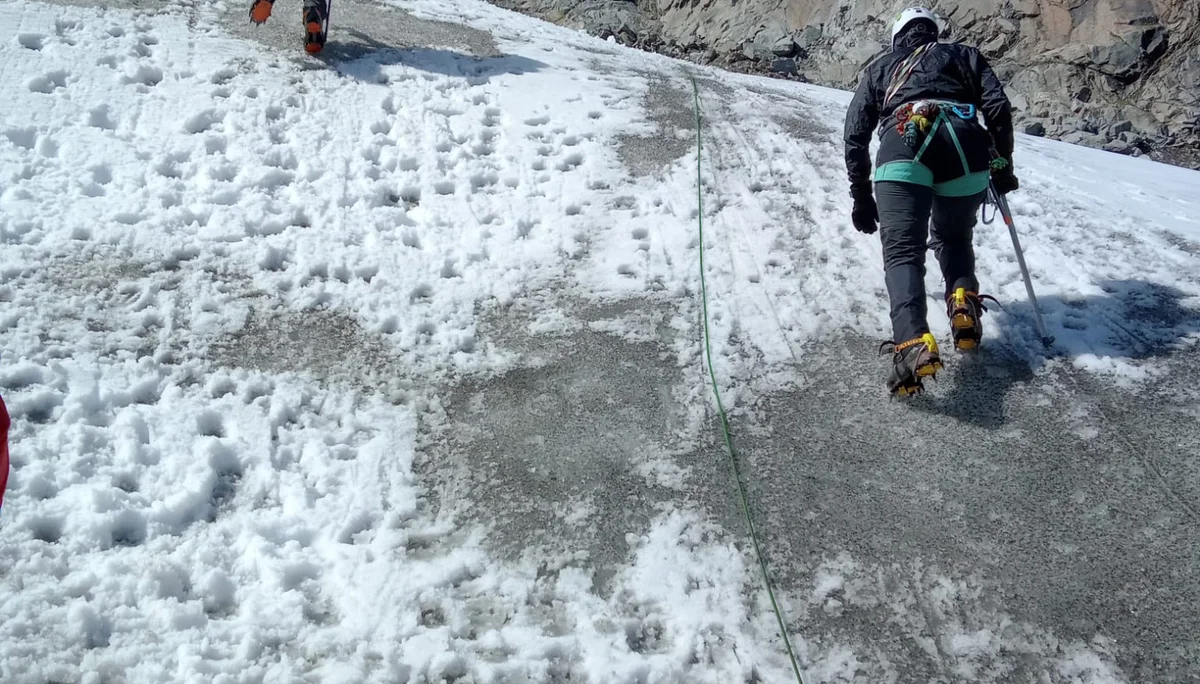 Zwei Bergsteiger mit Steigeisen und Seilsicherung steigen eine vereiste Fläche im Hochgebirge hinauf. | © DAV Dortmund