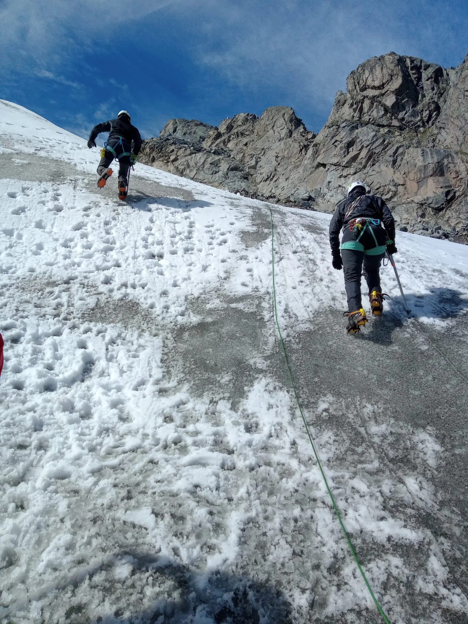 Zwei Bergsteiger mit Steigeisen und Seilsicherung steigen eine vereiste Fläche im Hochgebirge hinauf. | © DAV Dortmund