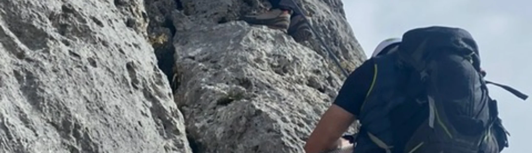Drei Personen mit Rucksäcken sichern sich am Drahtseil im Fels. | © KD Schüler 
