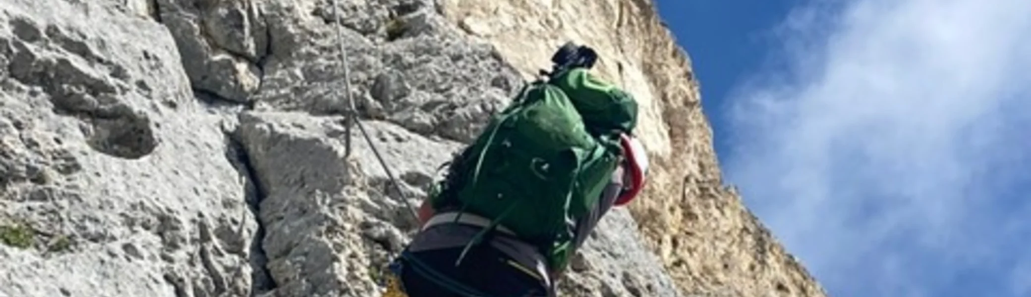 Zwei Personen klettern mit Ausrüstung eine steile Felswand hinauf. | © KD Schüler 
