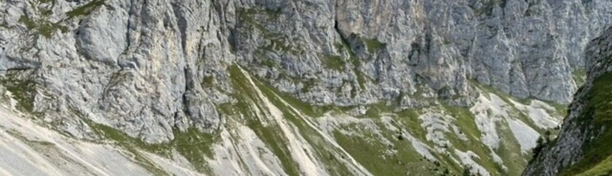 Steile Felswände und Geröllfelder in einem alpinen Tal. | © KD Schüler 