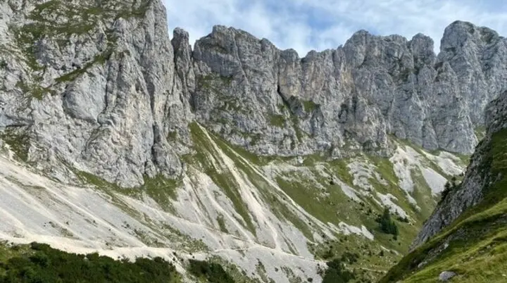 Steile Felswände und Geröllfelder in einem alpinen Tal. | © KD Schüler 