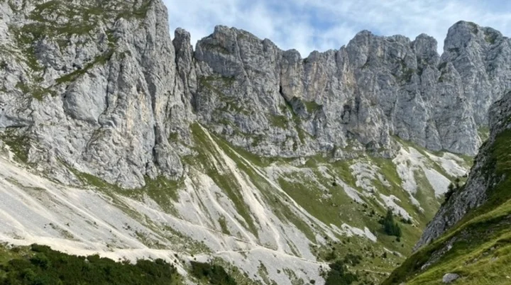 Steile Felswände und Geröllfelder in einem alpinen Tal. | © KD Schüler 