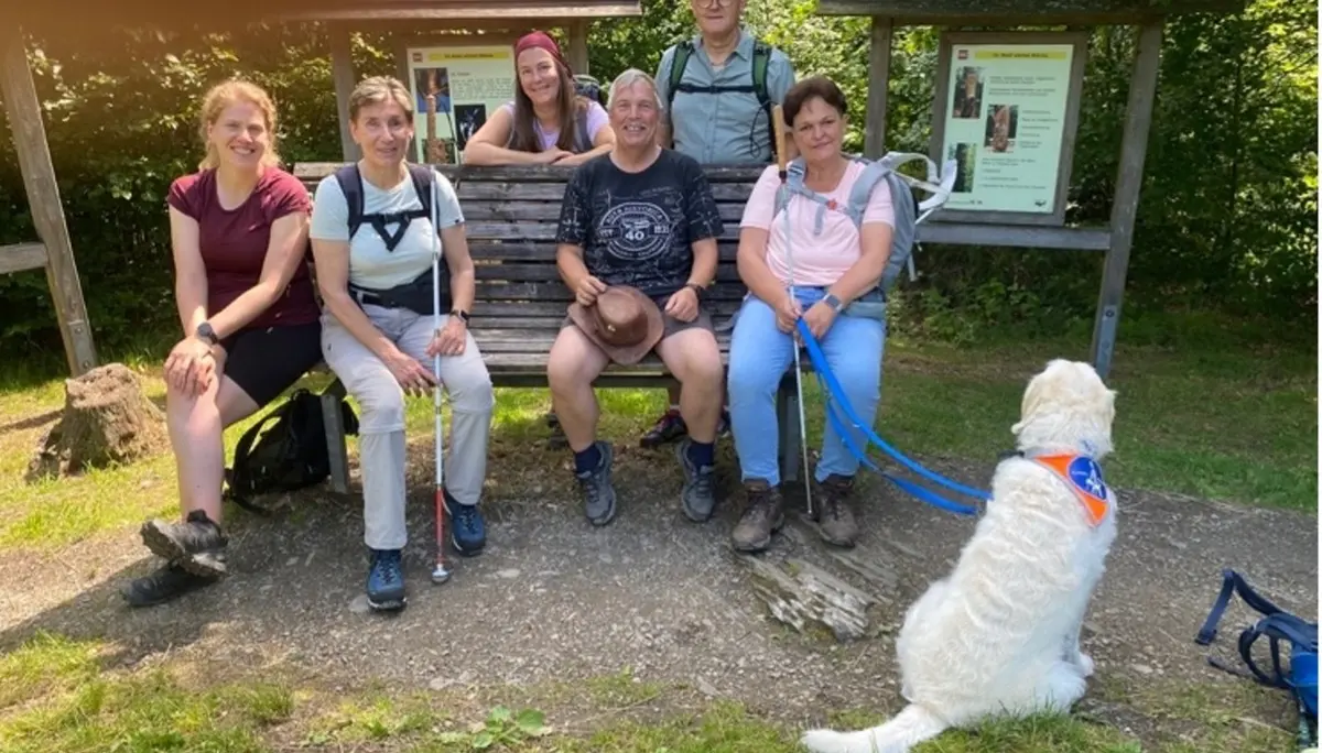Gruppenfoto der Inklusionsgruppe während einer gemeinsamen Wanderung mit Begleitpersonen und Assistenzhund. | © DAV Dortmund