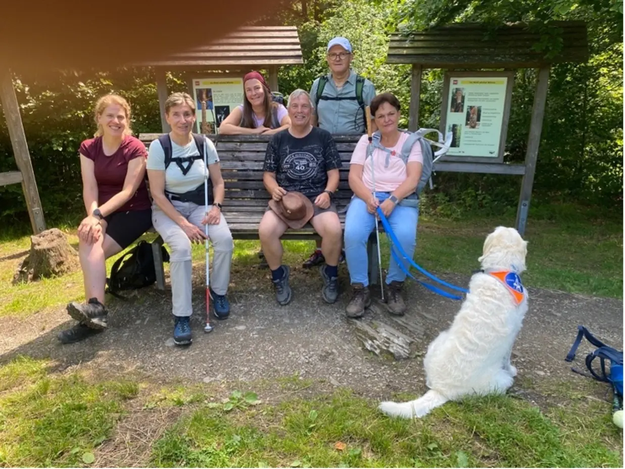 Gruppenfoto der Inklusionsgruppe während einer gemeinsamen Wanderung mit Begleitpersonen und Assistenzhund. | © DAV Dortmund