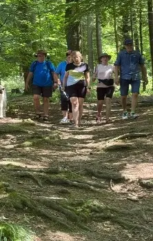 Teilnehmende der Inklusionsgruppe wandern gemeinsam auf einem Waldweg und genießen die Natur. | © DAV Dortmund