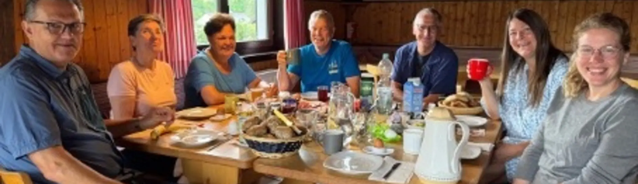 Teilnehmende der Inklusionsgruppe sitzen gemeinsam beim Frühstück in der Sauerlandhütte und genießen die gemeinsame Zeit. | © DAV Dortmund