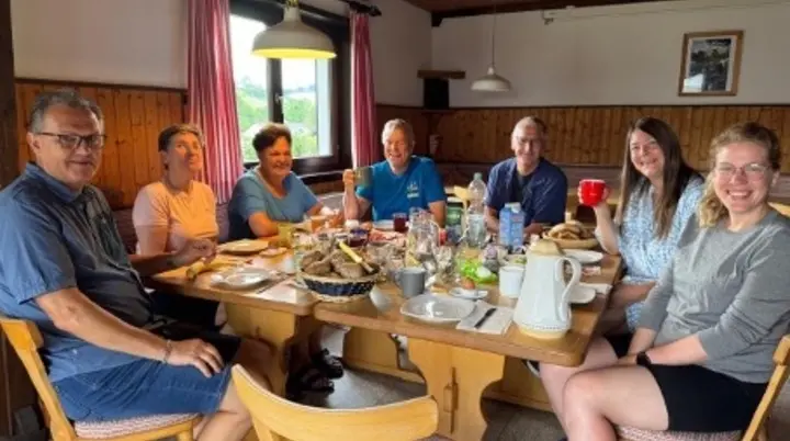Teilnehmende der Inklusionsgruppe sitzen gemeinsam beim Frühstück in der Sauerlandhütte und genießen die gemeinsame Zeit. | © DAV Dortmund