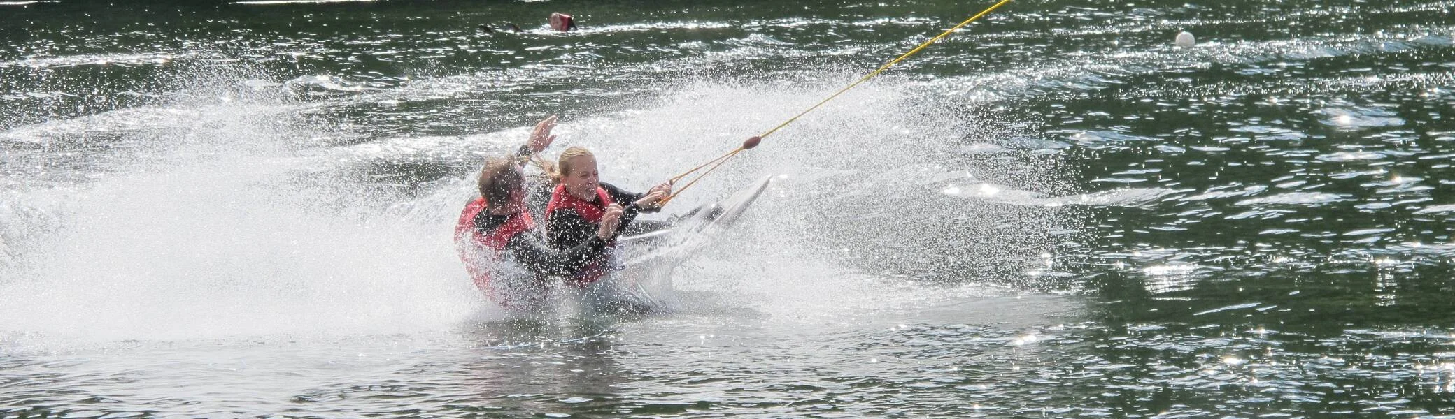Zwei Personen fallen gemeinsam beim Wasserskifahren ins Wasser. | © DAV Dortmund