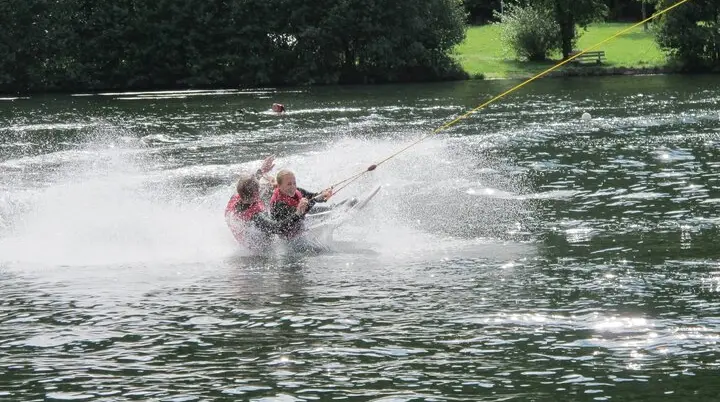 Zwei Personen fallen gemeinsam beim Wasserskifahren ins Wasser. | © DAV Dortmund