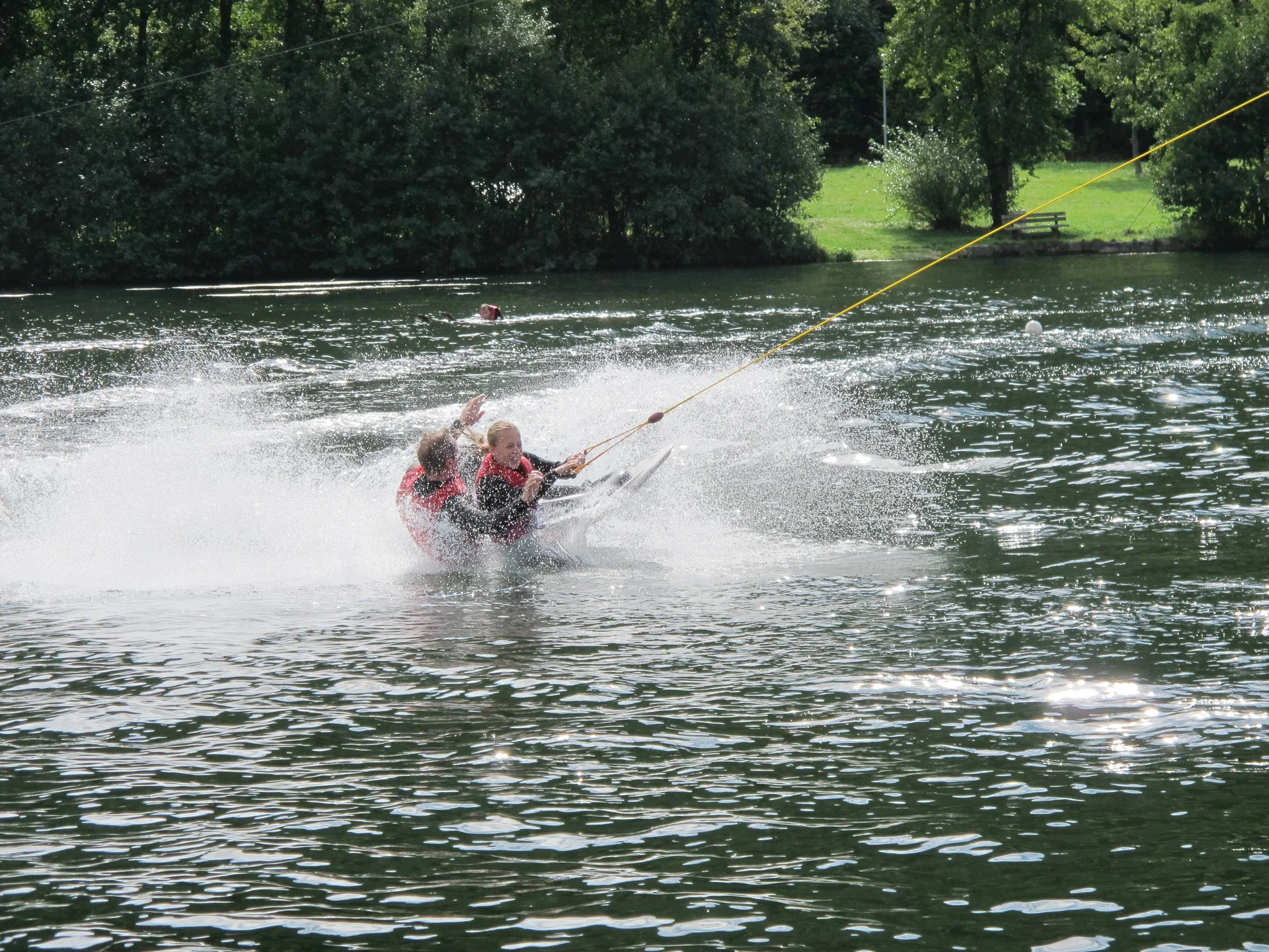 Zwei Personen fallen gemeinsam beim Wasserskifahren ins Wasser. | © DAV Dortmund