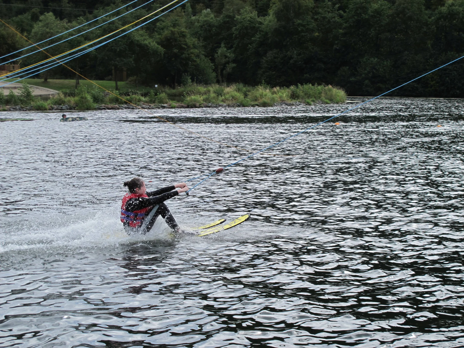 Eine Person fährt mit Wasserskiern über einen See und wird von einem Seil gezogen. | © DAV Dortmund