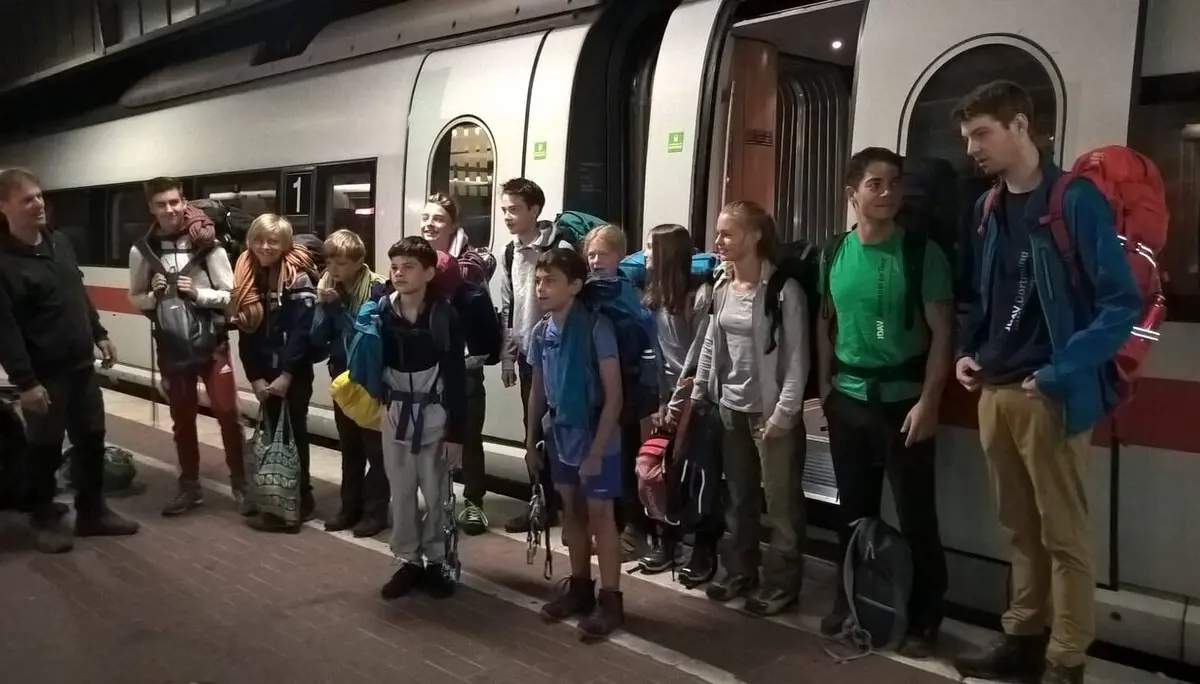 Jugendliche mit Rucksäcken steigen aus einem Zug und stehen gemeinsam am Bahnsteig. | © DAV Dortmund