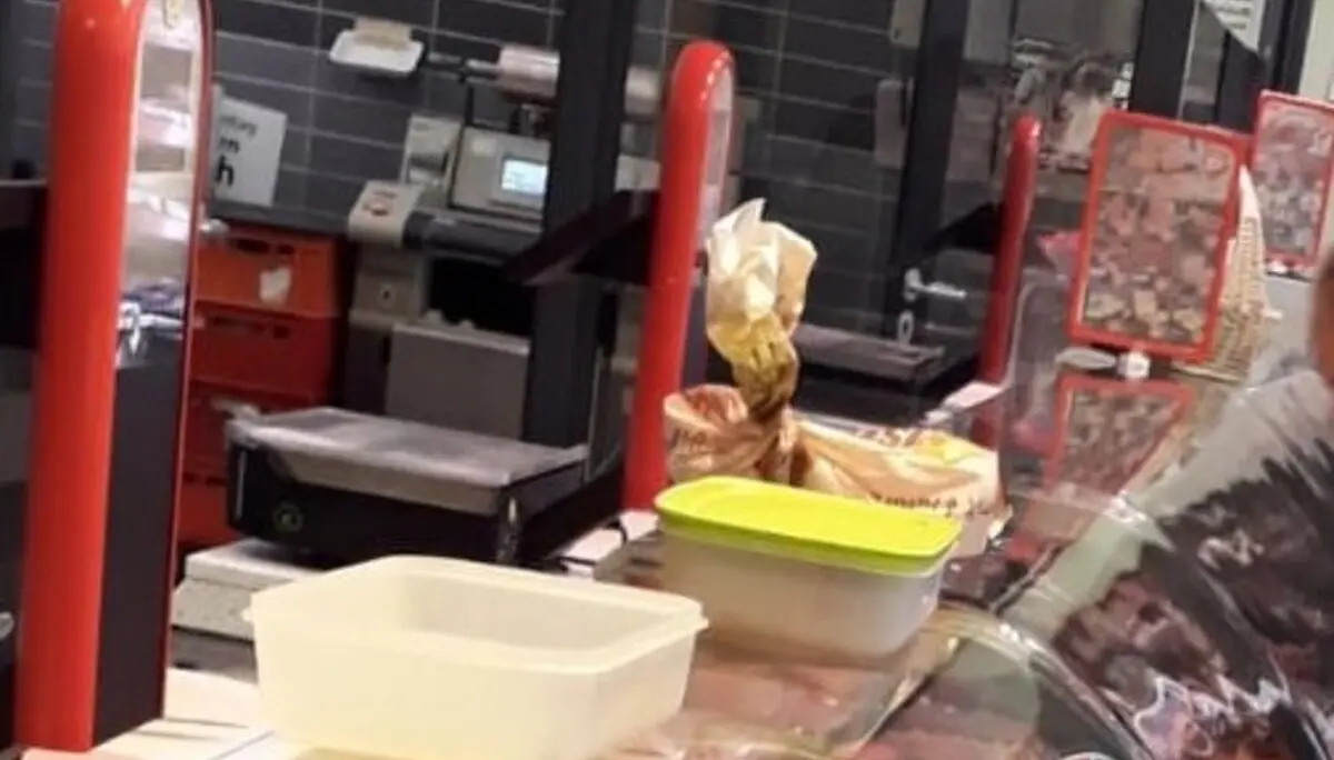 Eine Fleisch- und Wursttheke mit Käse und Aufschnitt in einem Supermarkt. | © DAV Dortmund