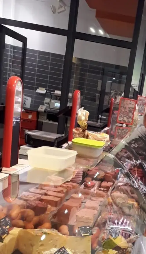 Eine Fleisch- und Wursttheke mit Käse und Aufschnitt in einem Supermarkt. | © DAV Dortmund