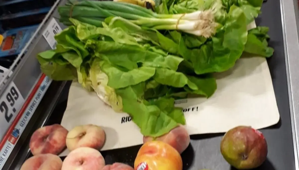 Frisches Obst, Gemüse und Milchprodukte liegen an der Supermarktkasse bereit zur Bezahlung. | © DAV Dortmund