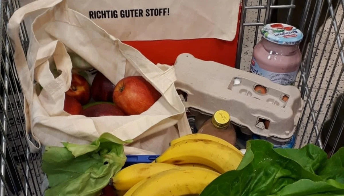 Einkaufswagen mit frischem Obst, Gemüse und Stofftaschen mit dem Aufdruck „Mehrweg“. | © DAV Dortmund