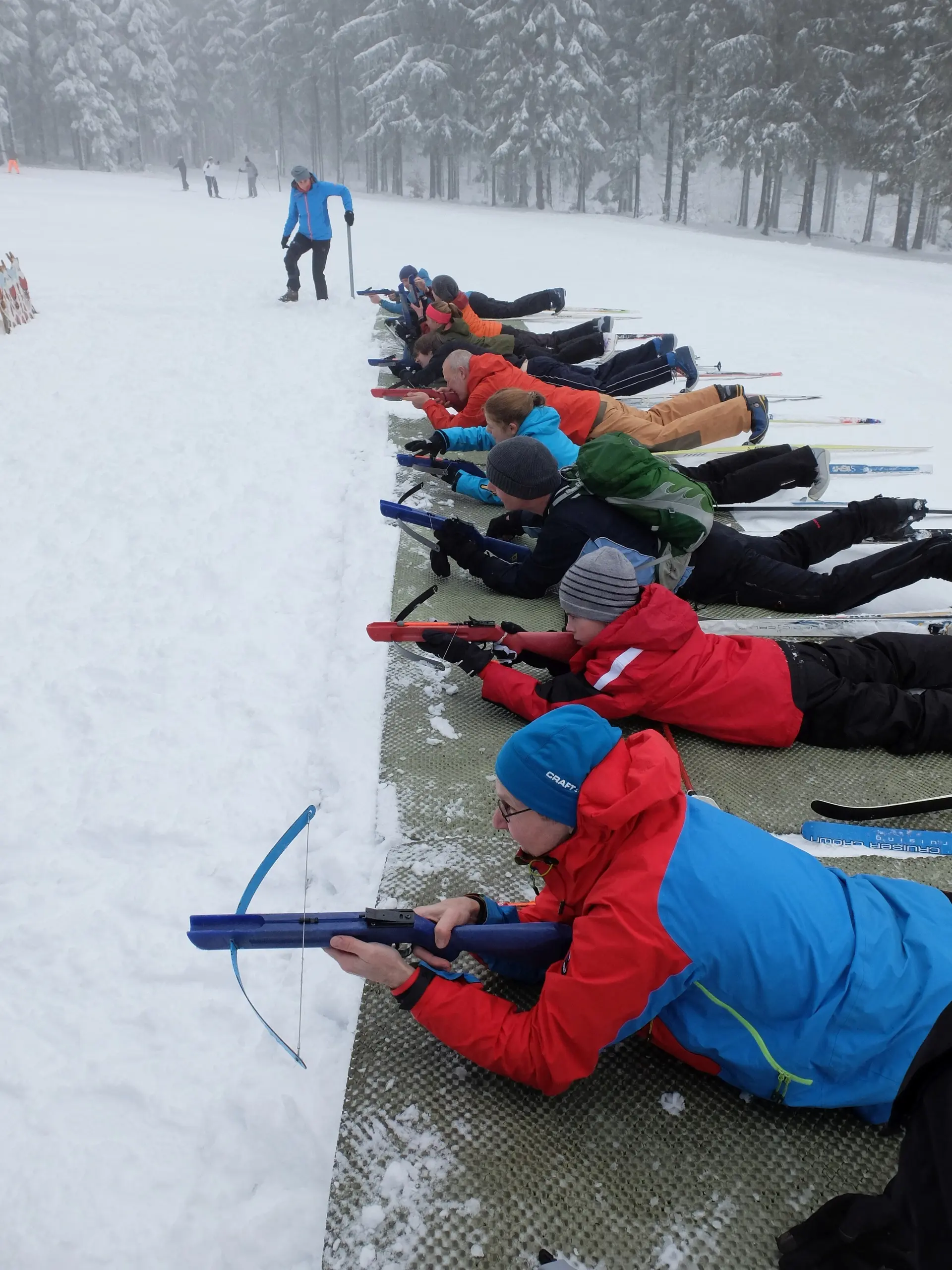 Kinder liegen auf Matten im Schnee und zielen mit Biathlon-Gewehren auf eine Zielscheibe. | © DAV Dortmund