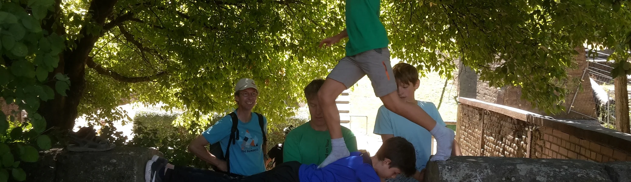Kinder und Jugendliche machen ein Balancespiel mit gegenseitigem Halt. | © DAV Dortmund