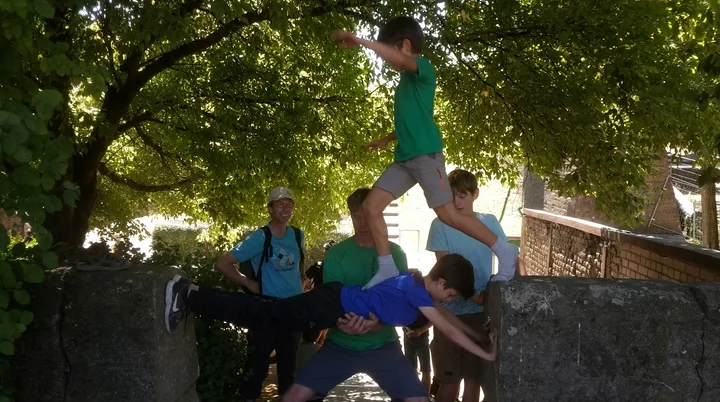 Kinder und Jugendliche machen ein Balancespiel mit gegenseitigem Halt. | © DAV Dortmund