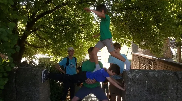 Kinder und Jugendliche machen ein Balancespiel mit gegenseitigem Halt. | © DAV Dortmund