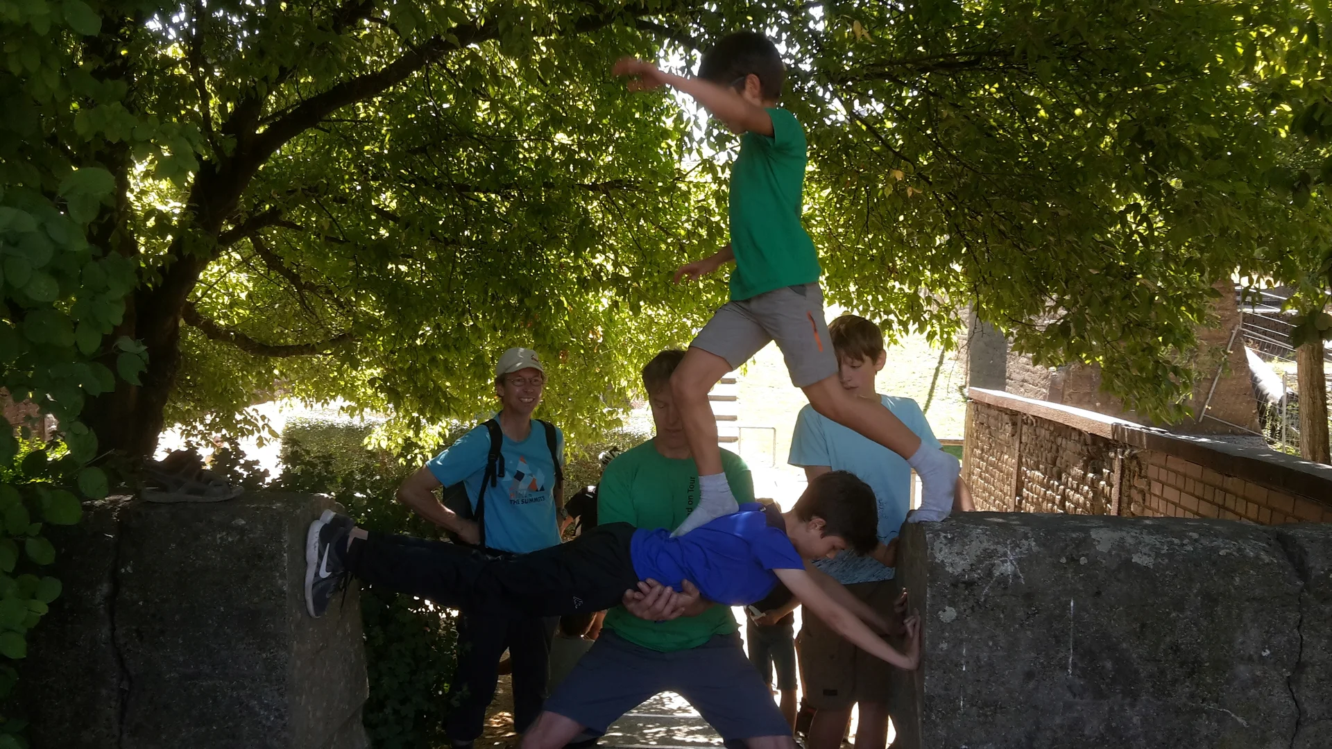 Kinder und Jugendliche machen ein Balancespiel mit gegenseitigem Halt. | © DAV Dortmund