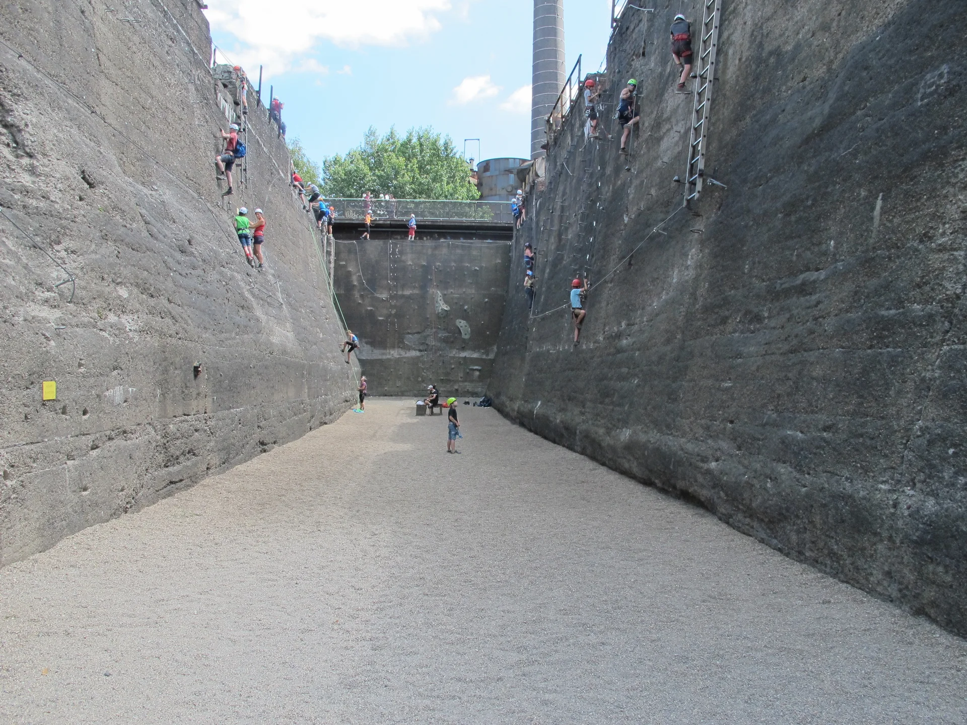 Mehrere Personen klettern an den hohen Wänden eines trockengelegten Beckens. | © DAV Dortmund