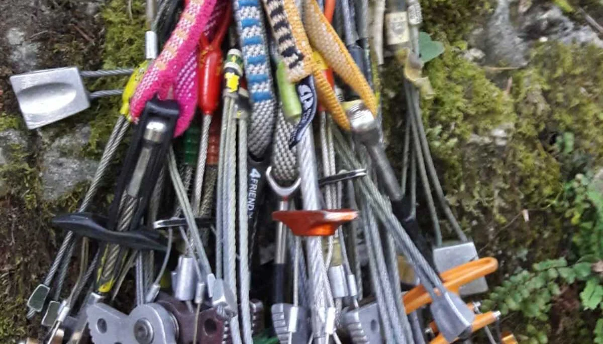 Nahaufnahme von mobilen Sicherungsgeräten, die in einem Felsspalt platziert sind. | © DAV Dortmund