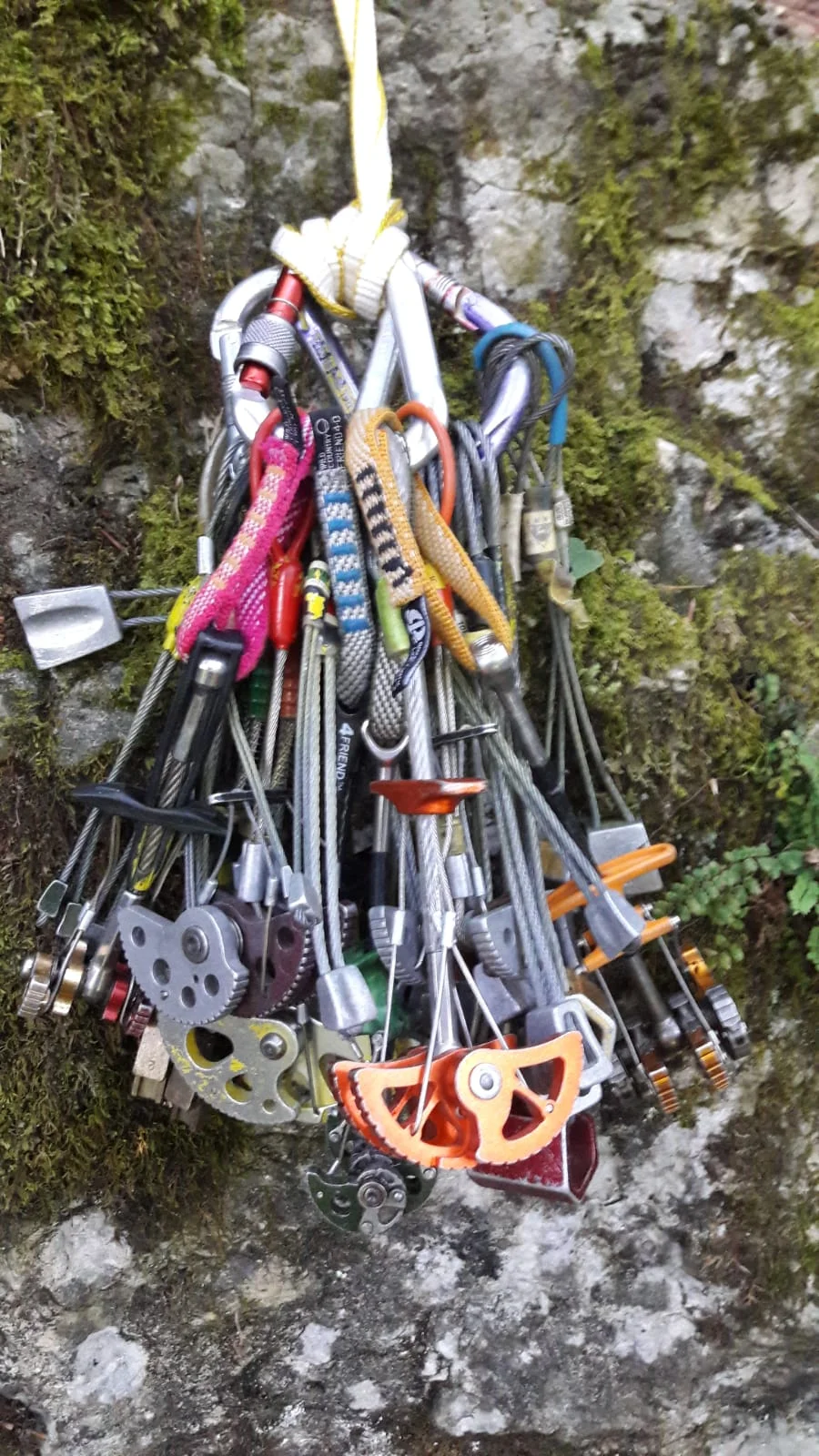 Nahaufnahme von mobilen Sicherungsgeräten, die in einem Felsspalt platziert sind. | © DAV Dortmund