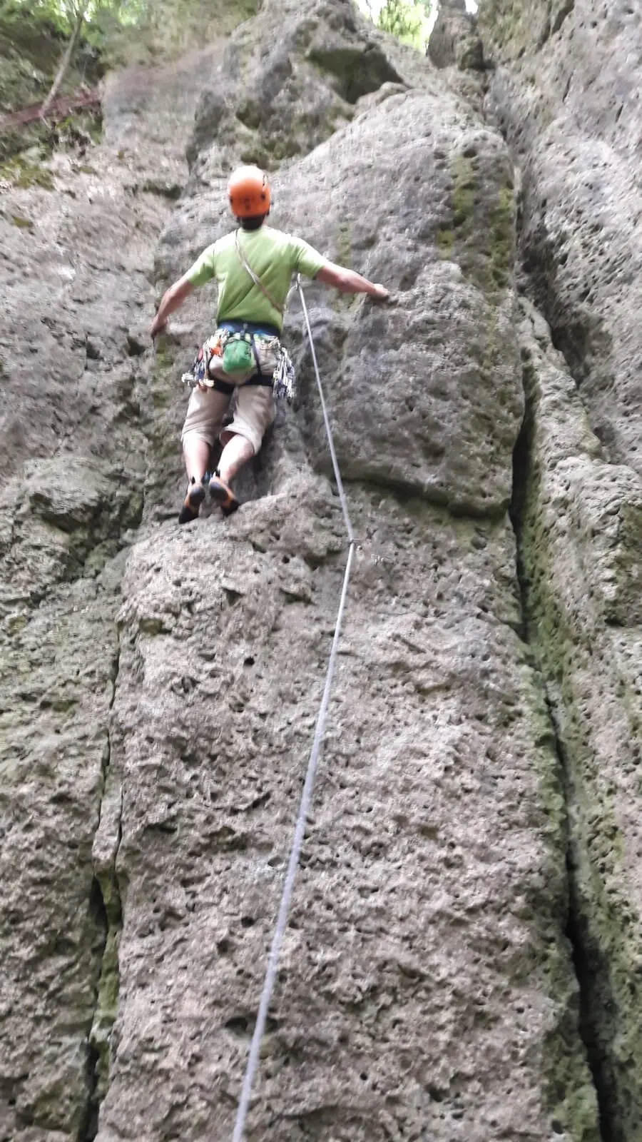 Person mit Kletterausrüstung klettert eine senkrechte Felswand hoch. | © DAV Dortmund