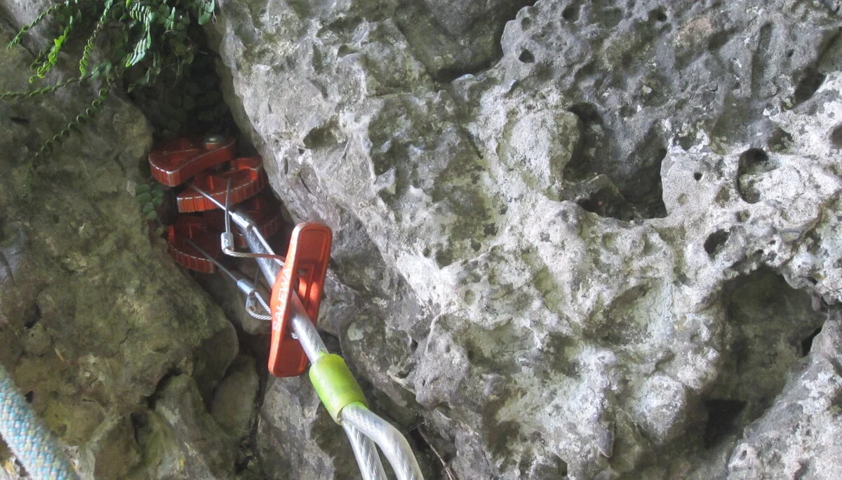 Orange Expressschlinge ist in einem Felsspalt eingehängt. | © DAV Dortmund