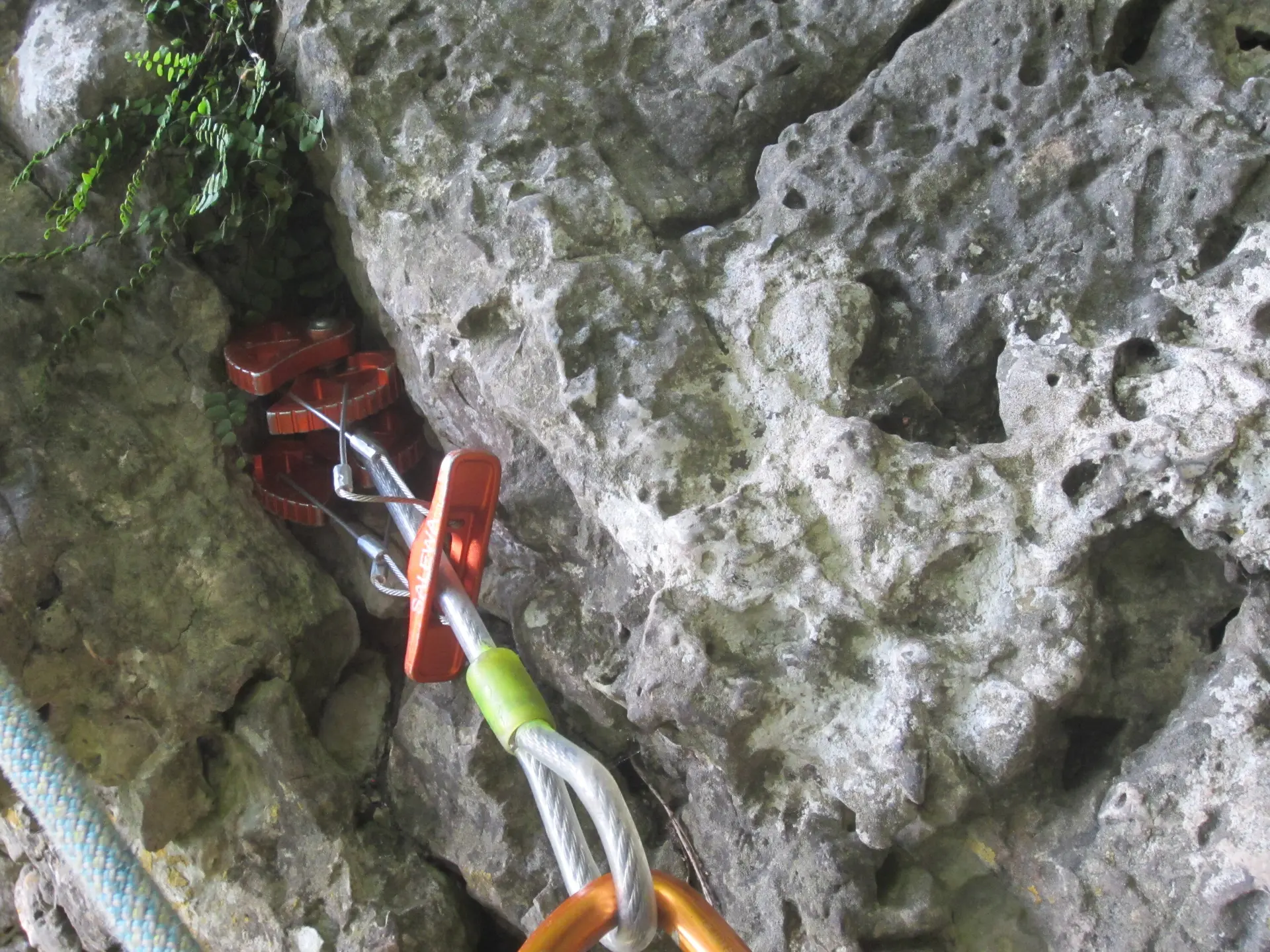 Orange Expressschlinge ist in einem Felsspalt eingehängt. | © DAV Dortmund