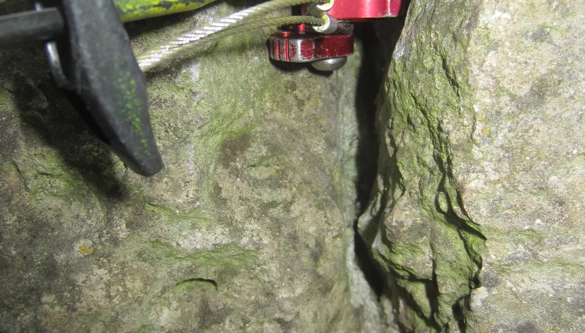 Verschiedene Klemmgeräte sind in eine Felsspalte eingesetzt. | © DAV Dortmund