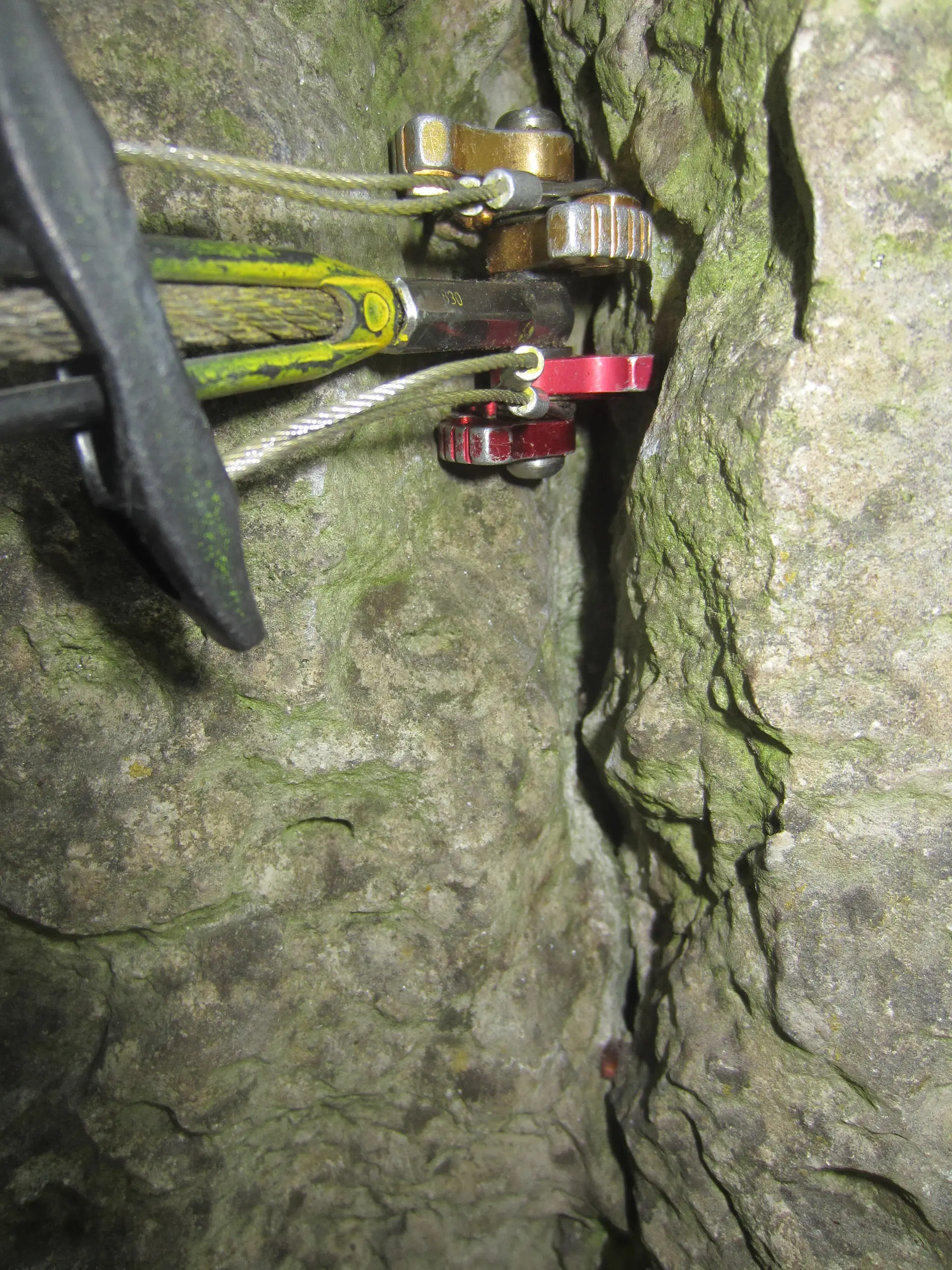 Verschiedene Klemmgeräte sind in eine Felsspalte eingesetzt. | © DAV Dortmund